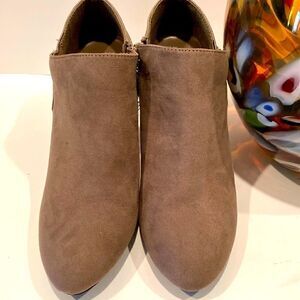 London Fog Tan Ankle Booties Size 8.5